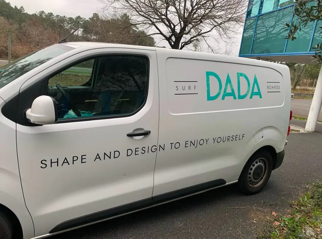 Marquage véhicule personnalisé d’entreprise sur fourgon professionnel