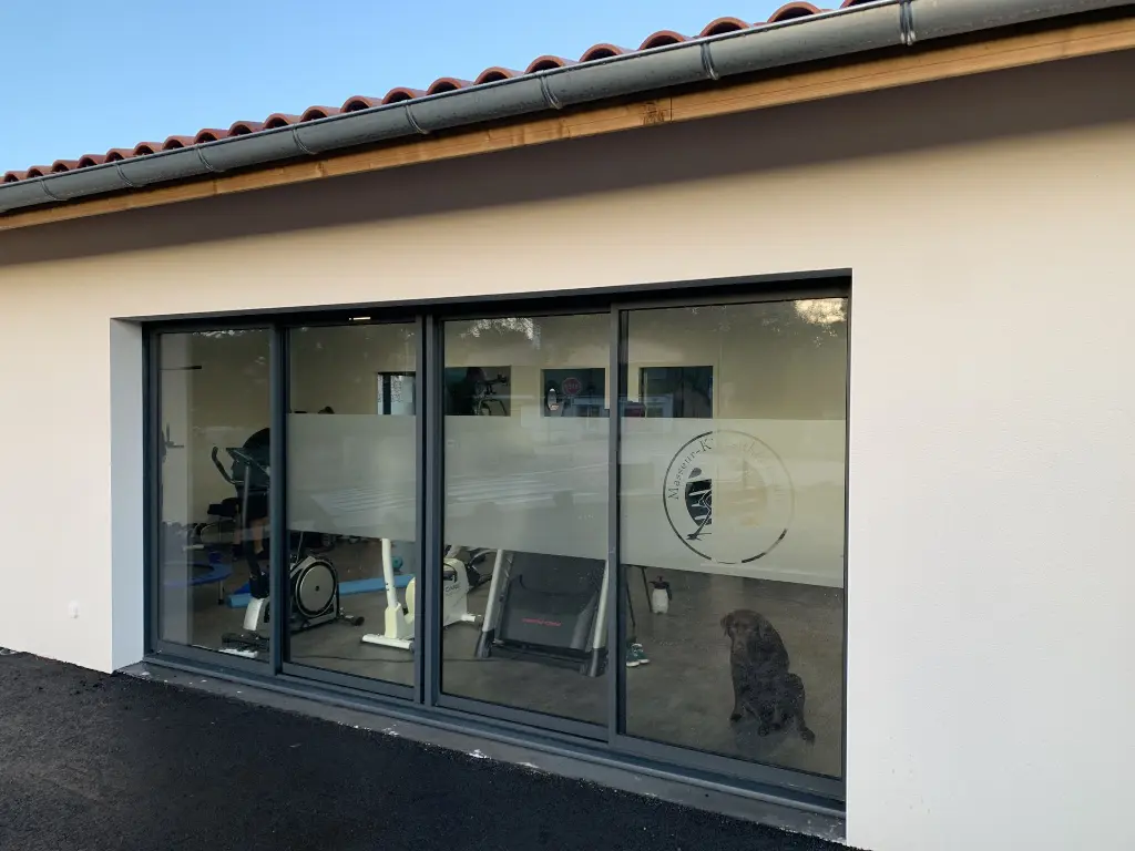 Vitrophanie personnalisée pour sur mesure d'un cabinet de kinésithérapie