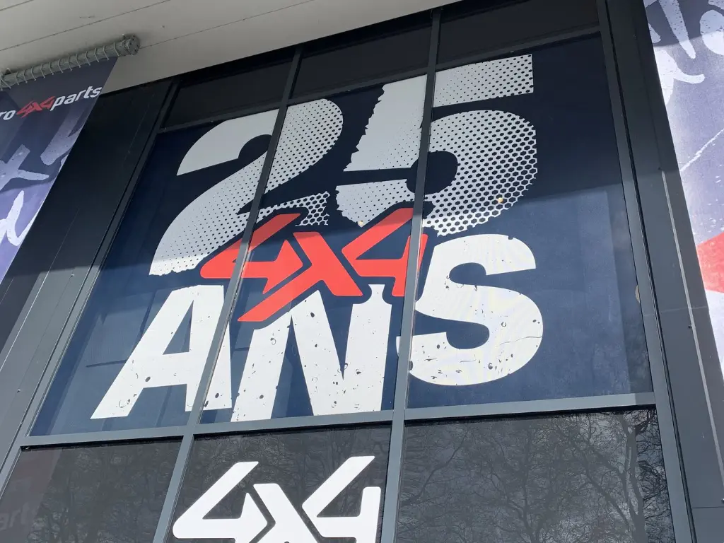Vitrophanie de devanture du magasin Euro 4x4