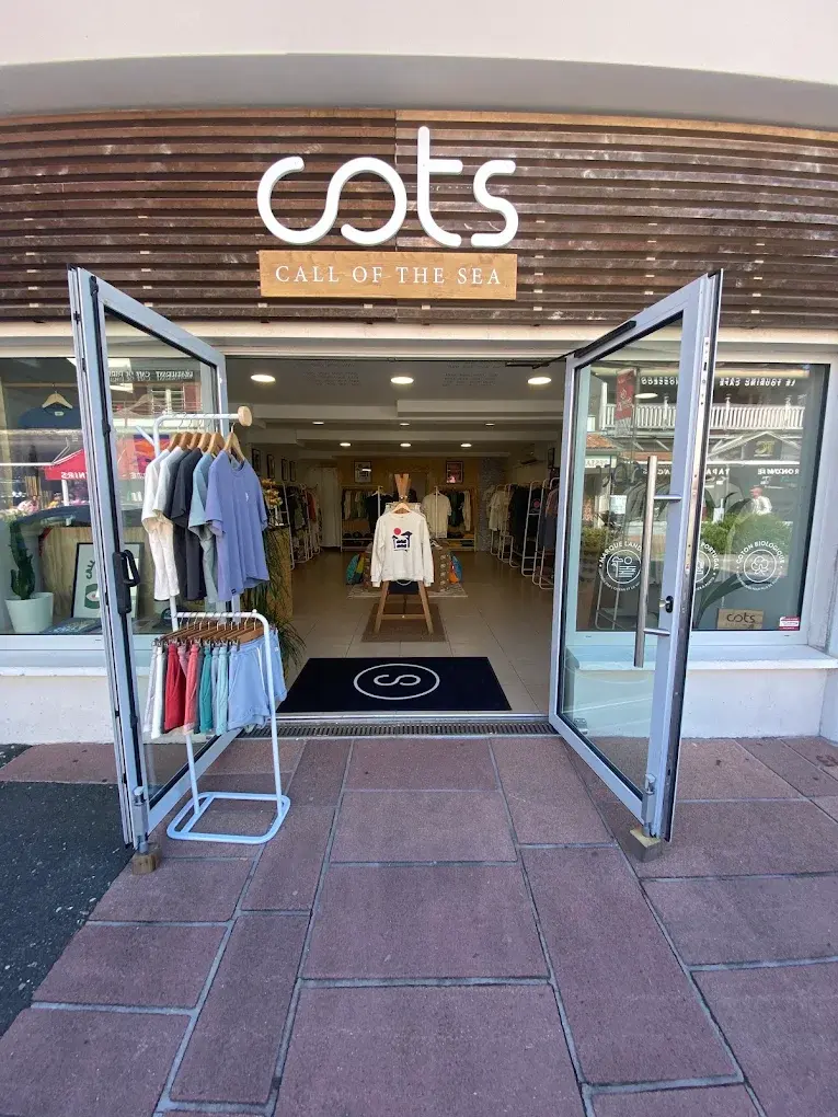 Enseigne et panneau installés sur la façade du magasin COTS