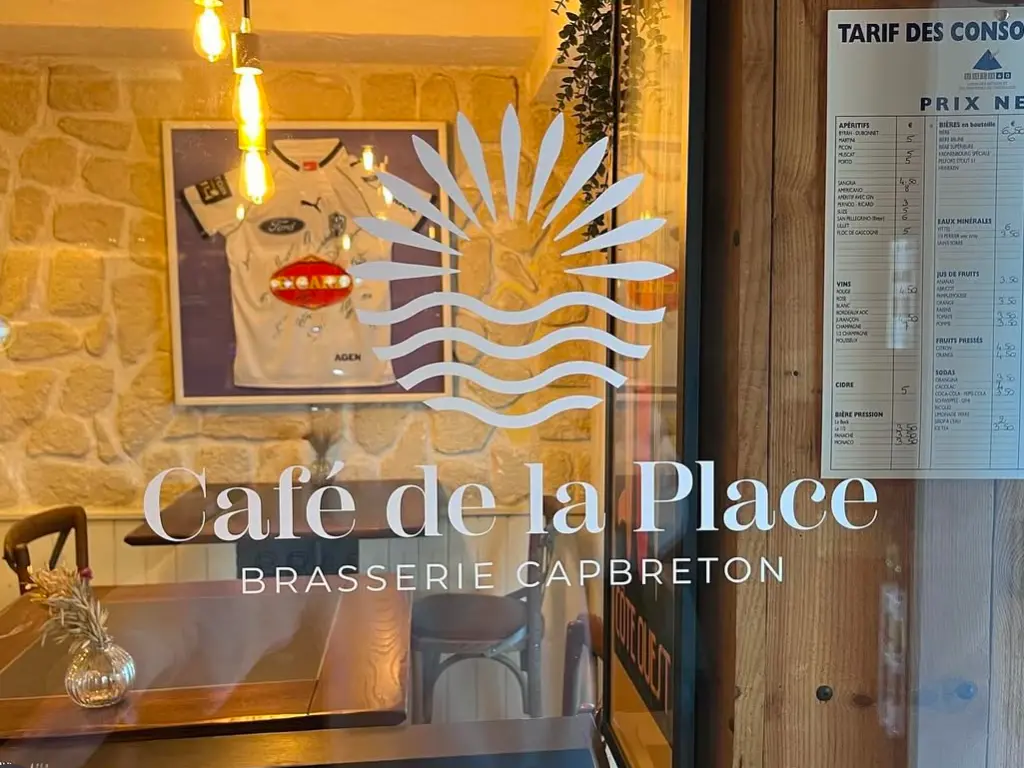 Vitrophanie personnalisée sur la vitrine du restaurant Café de la Place