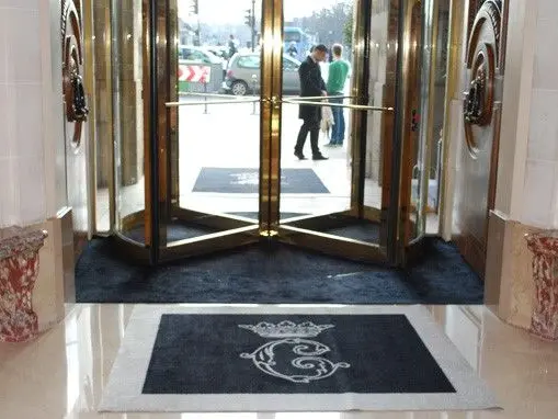 Tapis sur mesure d'entrée d'hôtel