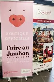 Roll-up publicitaire personnalisé installé pour un événement