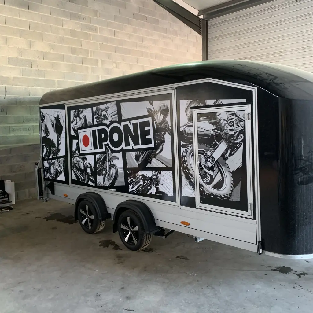 Marquage d'une remorque entièrement personnallisée