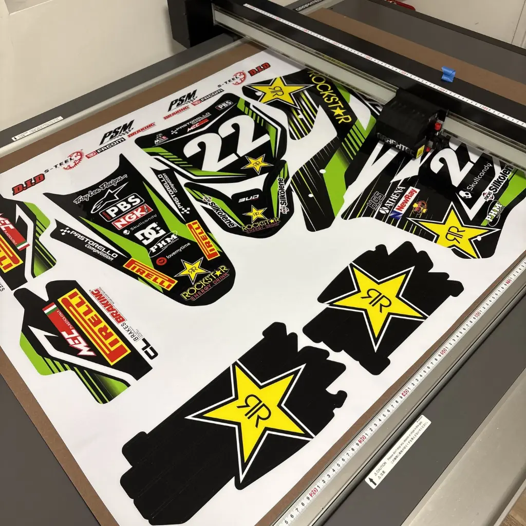 Découpe sur mesure de kit déco personnalisé pour design unique